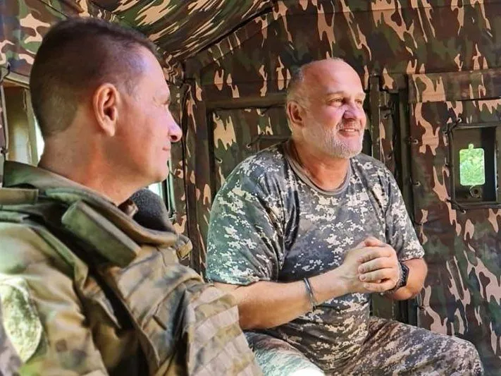 Алексей Огурцов помогает добровольцам из детских домов