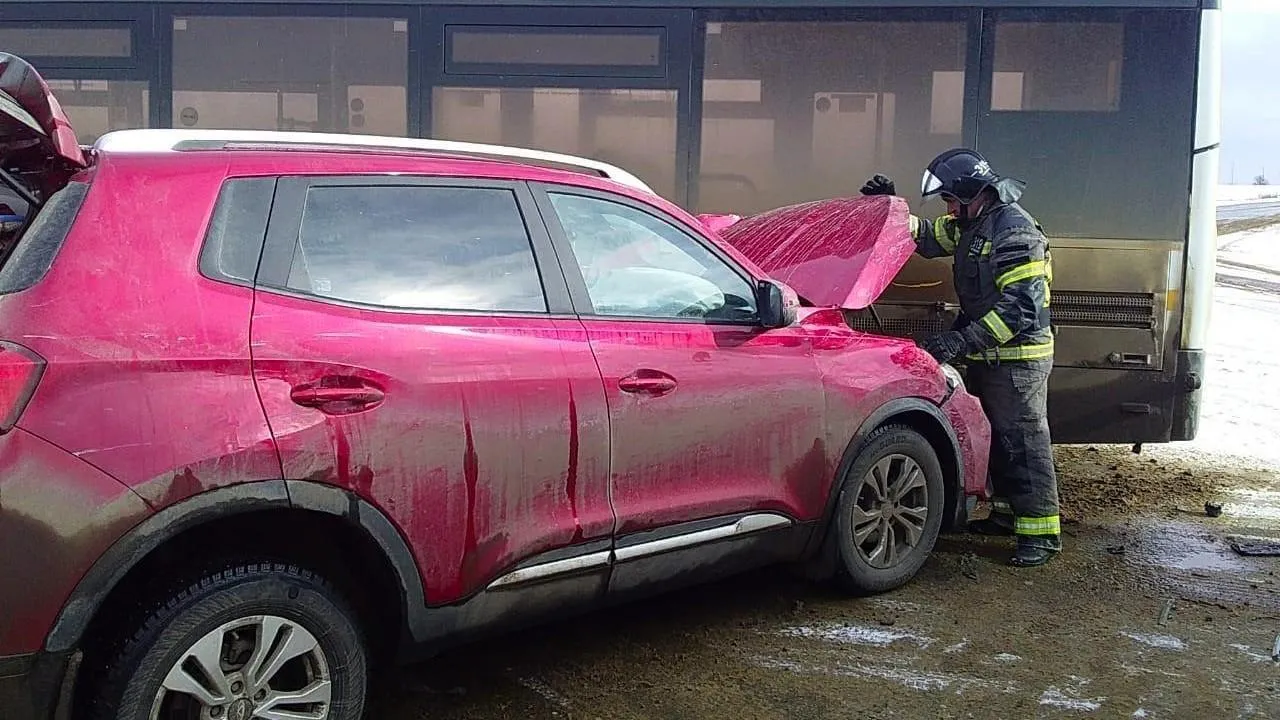 В Зарайске спасатели деблокировали двоих детей из автомобиля, врезавшегося в автобус