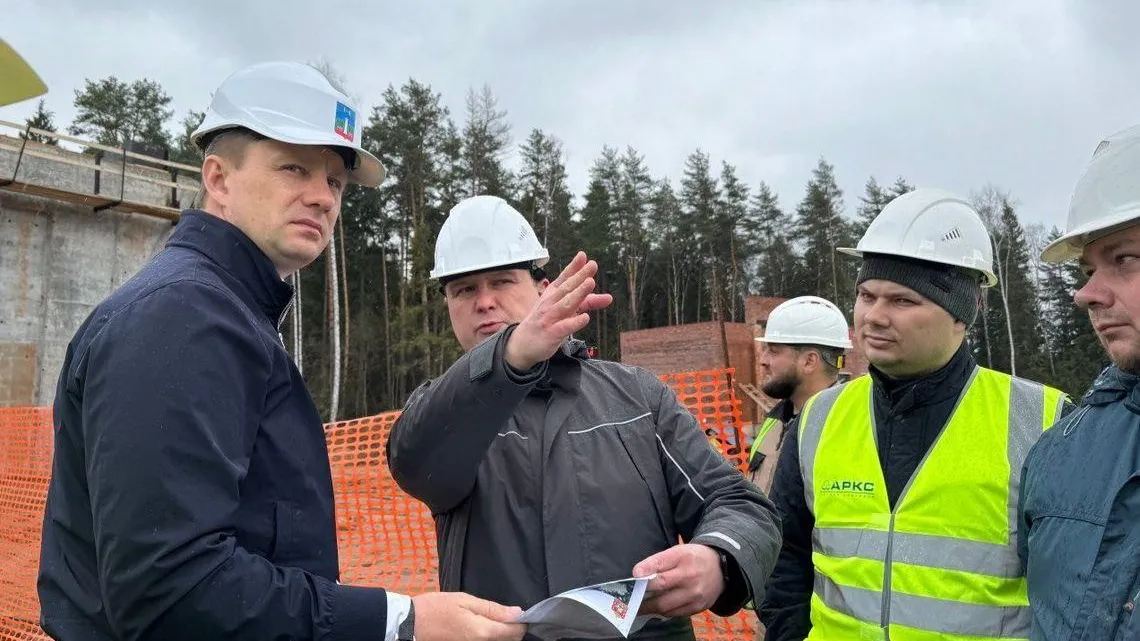 Глава Красногорска Дмитрий Волков проверил ход строительства важного транспортного объекта в Аникеевке