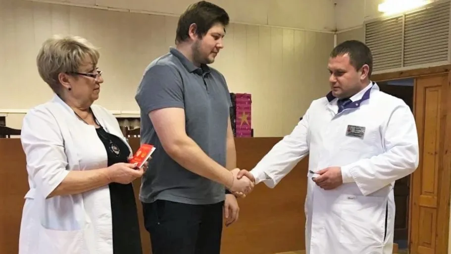 Роман Рапцун (в центре) и экс-главврач Николай Макаров (справа). Фото: пресс-служба Зарайской больницы