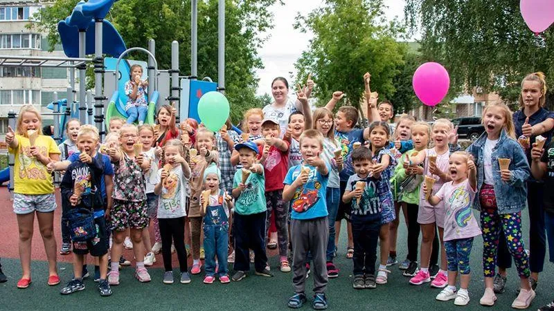 В селе Новопетровское привели в порядок двор и установили новую детскую площадку