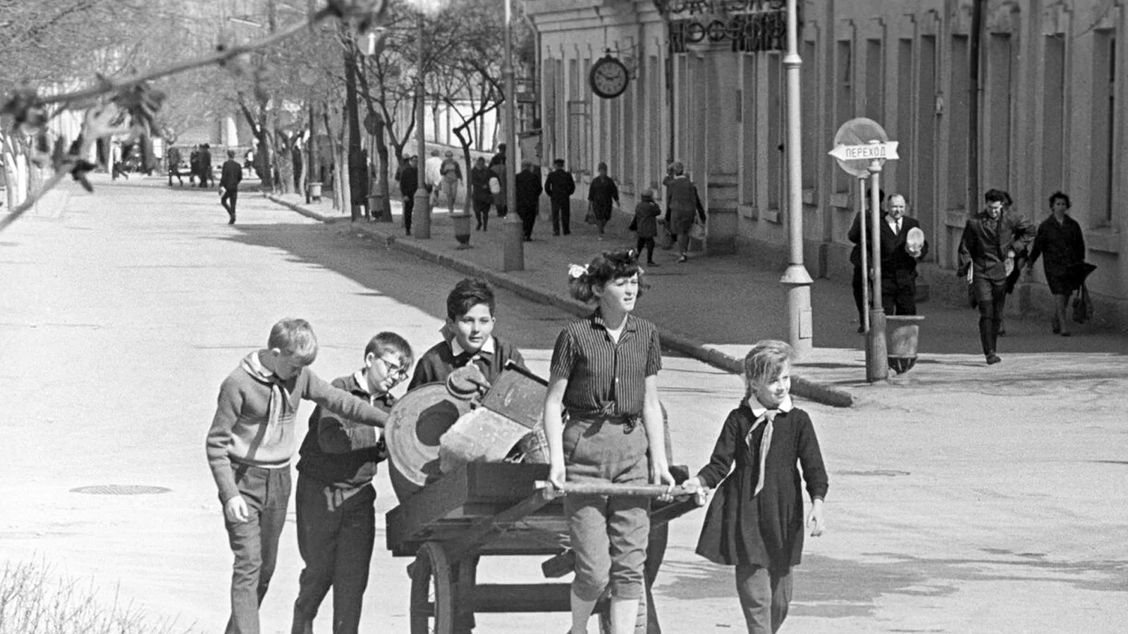 Школьники собирают металлолом, 1969 год. Май Начинкин