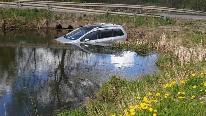 Водитель не справился с управлением авто и оказался в пруду Солнечногорска