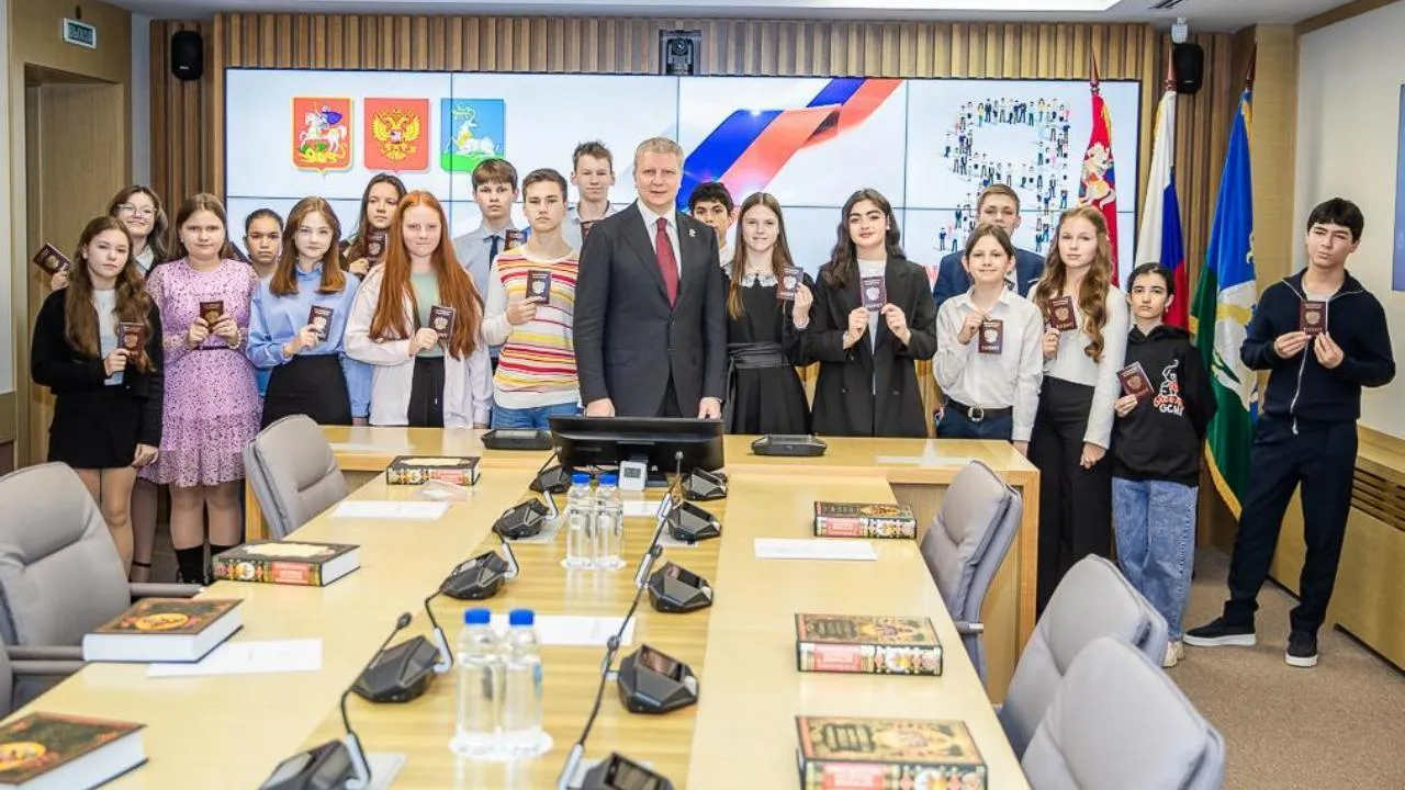 Более 450 подростков получили первые паспорта в торжественной обстановке в ноябре в Подмосковье