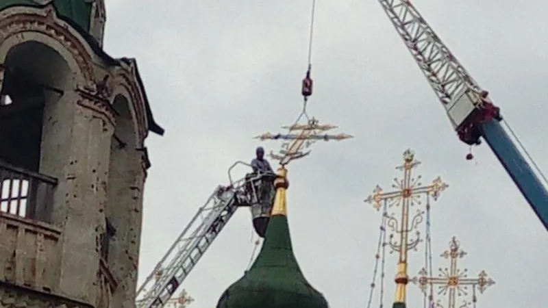 Крест на главном храме Серпухова, побитый ураганом, отреставрировали