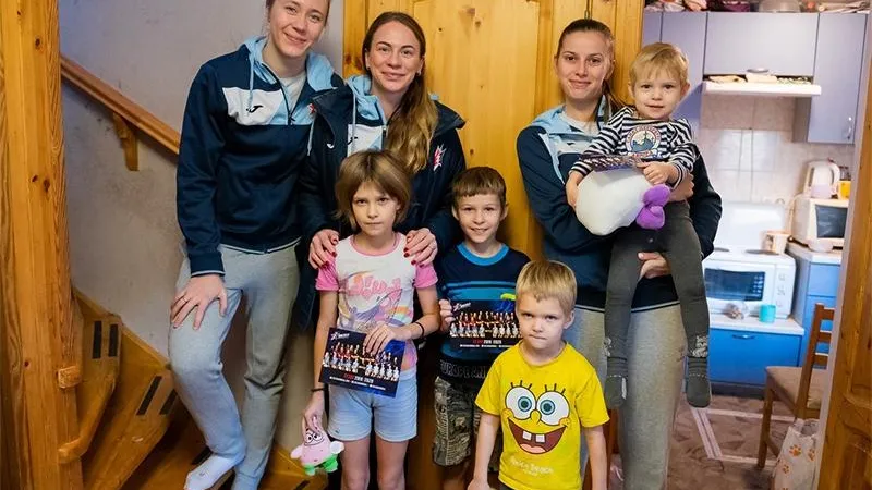 Гандболистки «Звезды» навестили семьи, находящиеся в трудной жизненной ситуации