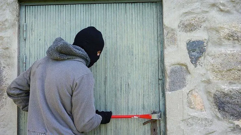 Жители Подольска засекли квартирного вора с отмычкой