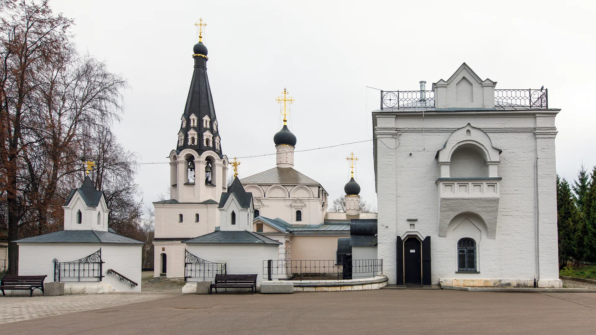 Церковь Спаса Нерукотворного Образа в Долгопрудном осенью