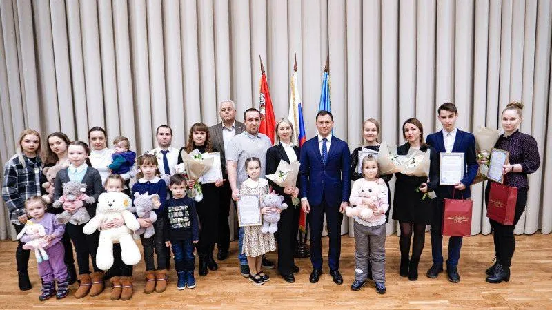 Молодым и многодетным семьям в Кашире вручили свидетельства на получение жилищной субсидии