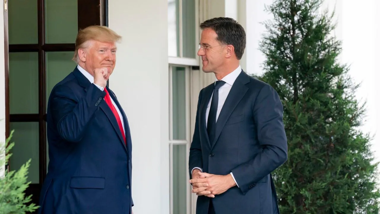 Европейские чиновники разозлились на Рютте из-за подхалимства к Трампу
