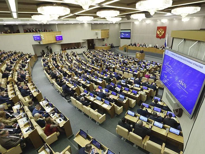 Госдума поддержала инициативу отправлять на СВО осужденных за дискредитацию ВС РФ