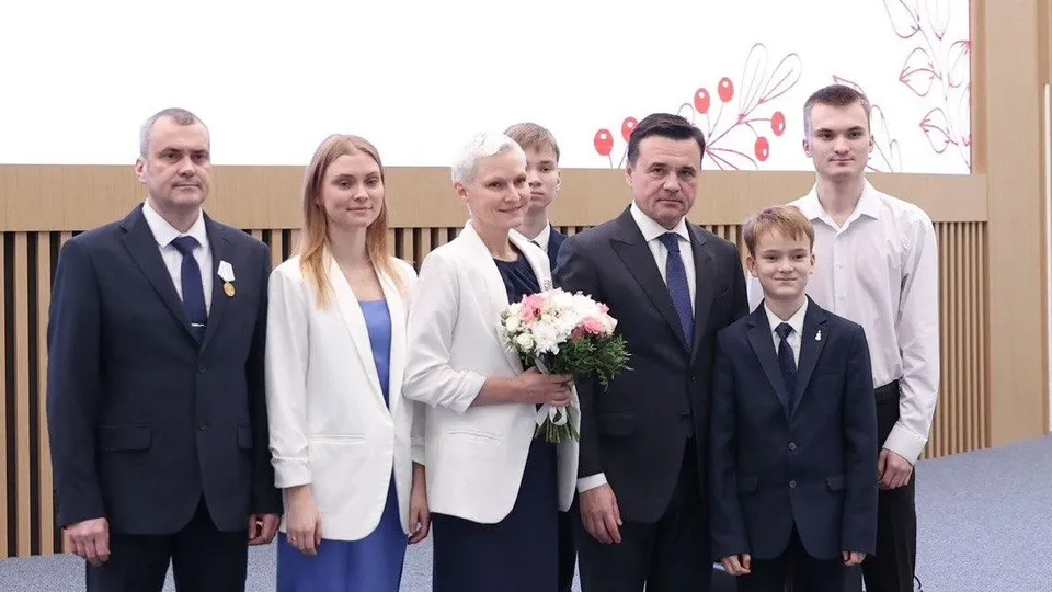 Губернатор Московской области Андрей Воробьев и семья Парамоновых. Фото: администрация г.о. Реутов