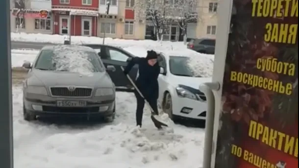 Семейная пара из Коломны засыпает соседей мусором и угрозами