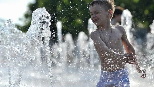 Подмосковные врачи рассказали, как помочь детям в жару