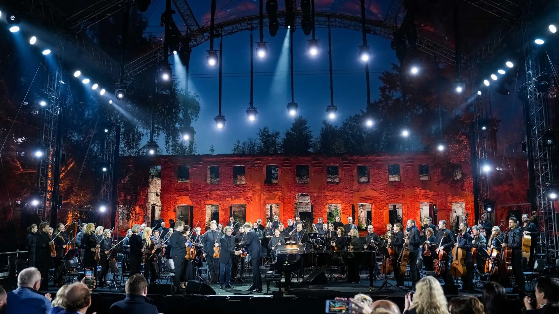 Воткинск гала концерт путь чайковского. Воткинск гала концерт путь чайковского. Чайковский ночью. Фестиваль посвященный чайковскому. Гала концерт 6 конкурс имени чайковского.