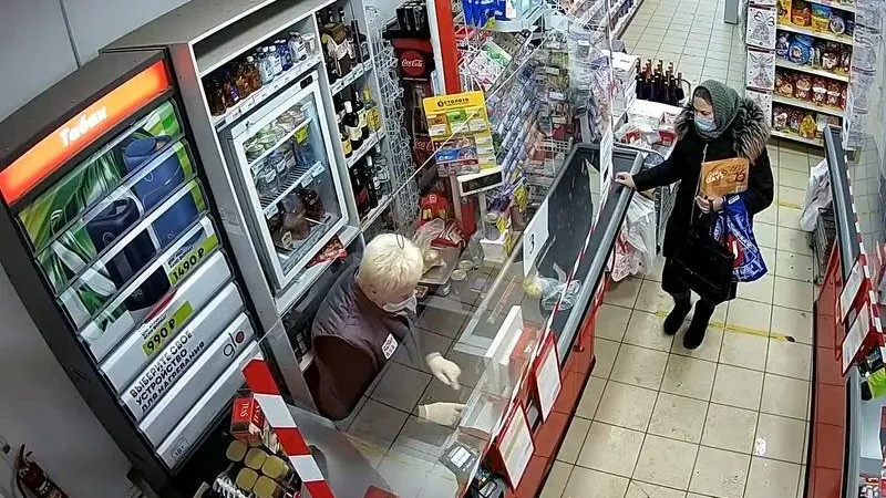 Женщина в Орехово-Зуево нашла чужую карту и стала расплачиваться ей за покупки