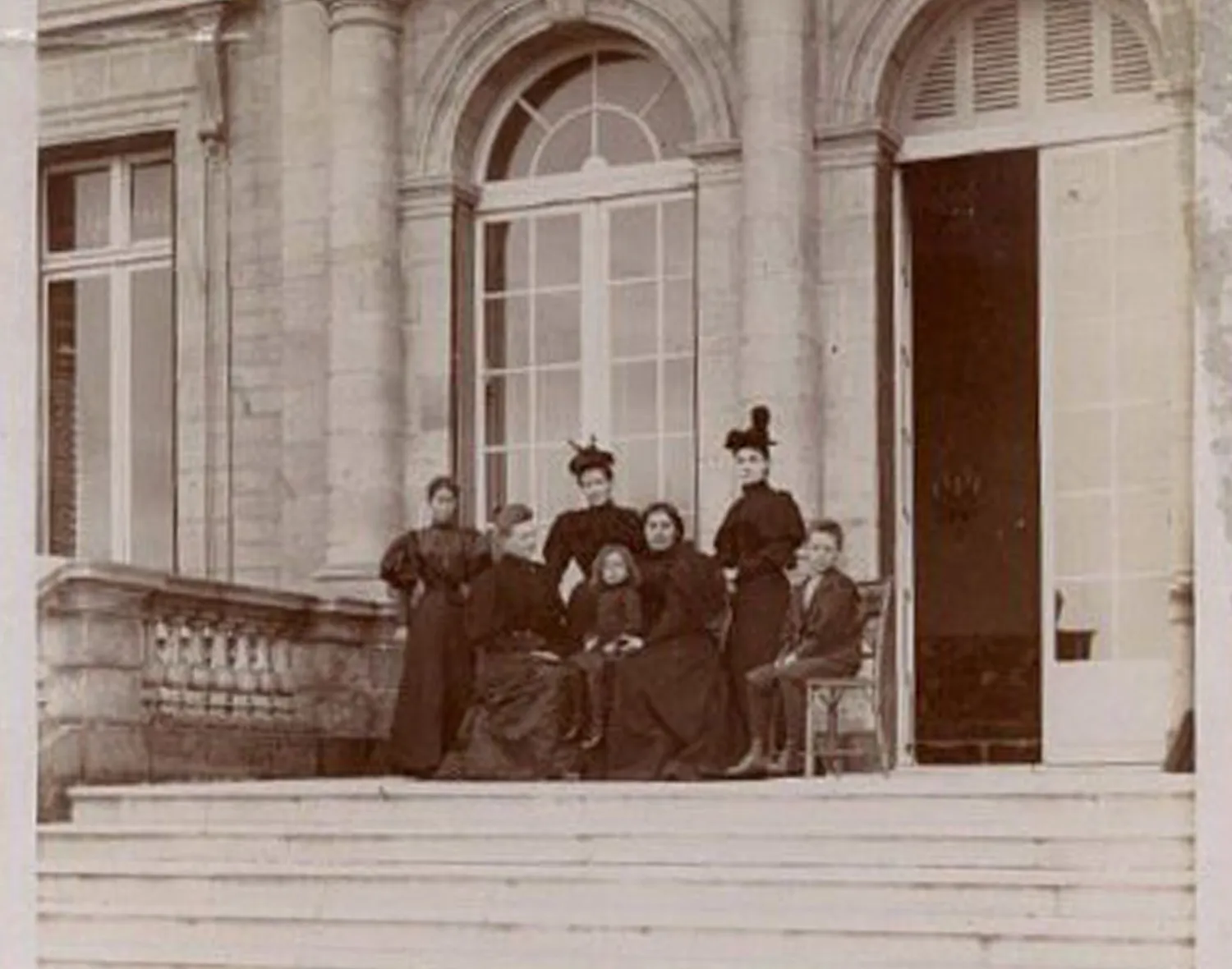 Фото нач. 1890-х гг. В центре — графиня М.А.Келлер, перед ней на коленях одной из женщин девочка лет 6-7(предположительно, Мария Федоровна Келлер(1884-1895)); справа на плетеном стуле предположительно Александр Федорович Келлер (1883-1946)), сын М.А.Келлер. Фото: Коломенско-Зарайский музей-заповедник (архив)