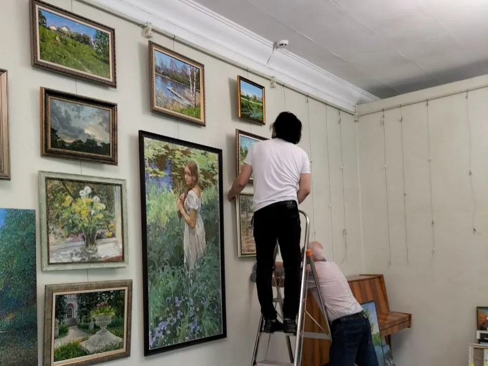 Фото: галерея «5 Дом». На фото развеска картин