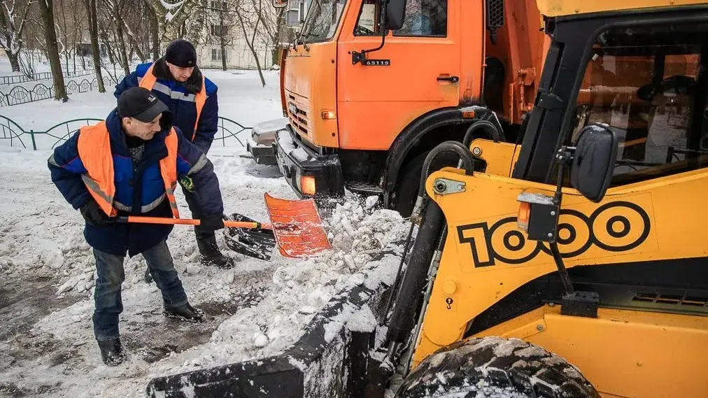 Последствия снегопада в Одинцове устраняют сотни рабочих и десятки машин