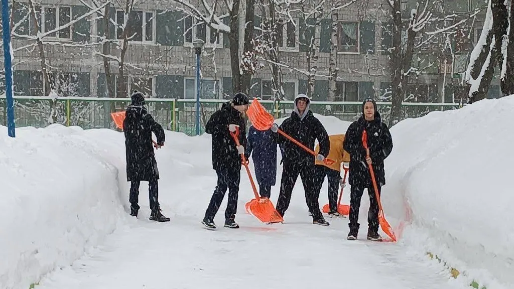 Героев дня легко узнать по оранжевым лопатам. Фото: Соцсети г.о. Лобня