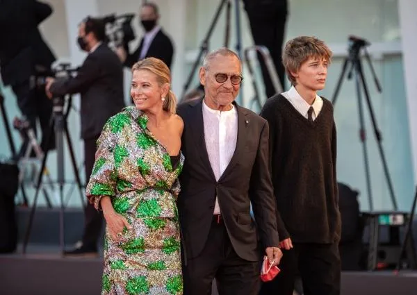 Юлия Высоцкая с мужем Андреем Кончаловским и сыном Петром