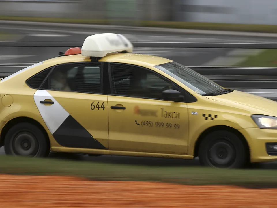 «GPS меня убивает, мой заработок тоже»: столичные таксисты столкнулись с проблемами из-за атаки беспилотников