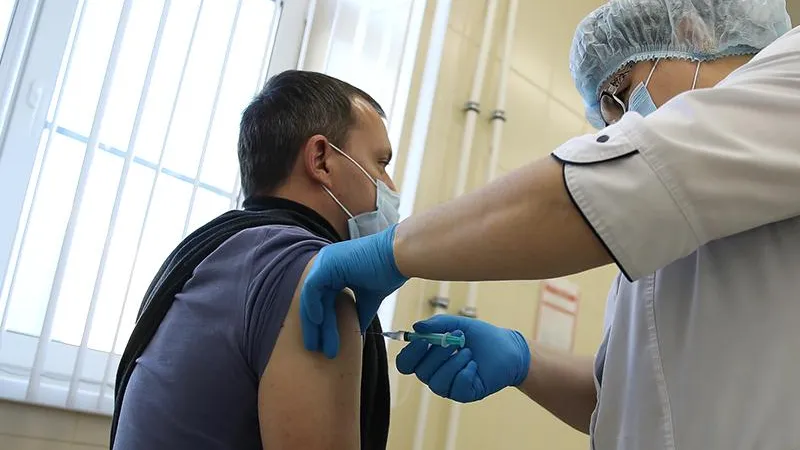 Инфекционист рекомендует ревакцинироваться и прогнозирует приближение сезонной волны ковида