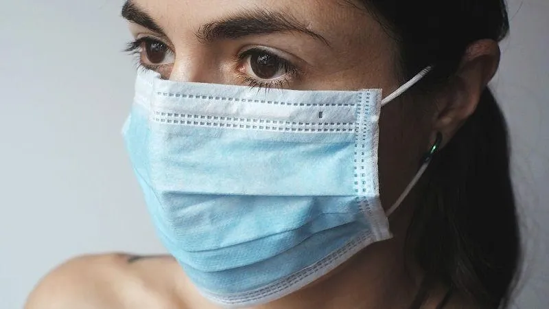 Мужчина вытолкнул из автобуса в Чехове пассажирку, не надевшую маску