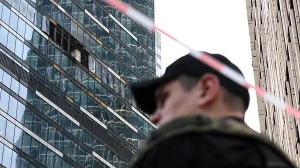 Повреждения и разбитые стекла в башне «IQ-квартал» делового центра «Москва-Сити» в результате атаки украинских беспилотников.
