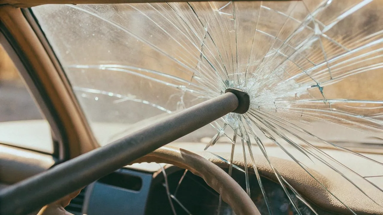 Погиб как в «Пункте назначения»: 110 кг металла «прицельно» влетели в пассажира минивэна