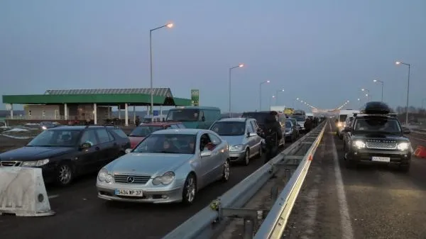 На Украине нетрезвый мужчина пытался прорваться на микроавтобусе в Молдавию