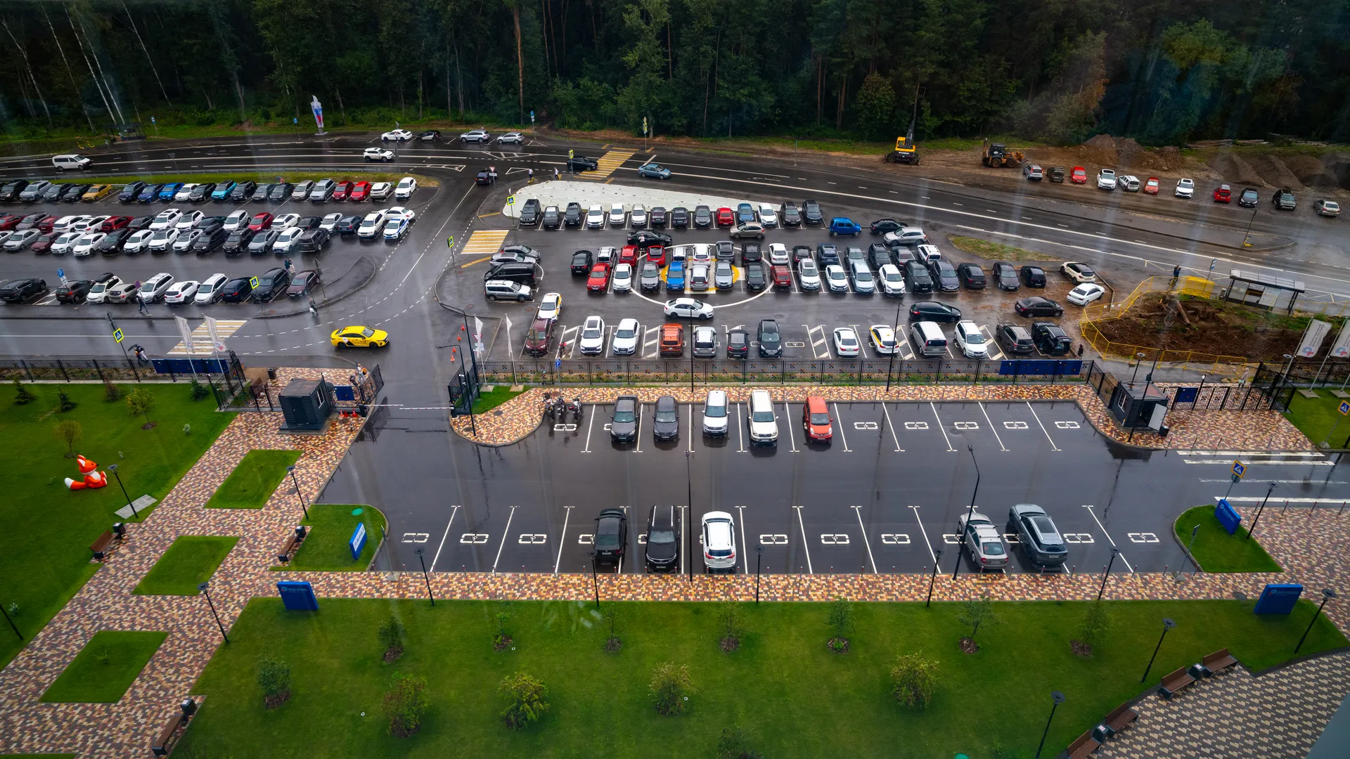Парковка для автомобилей у Детского клинического центра им. Л.М. Рошаля в Красногорске