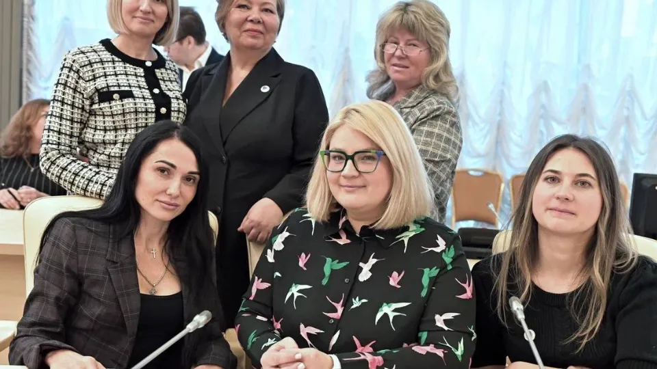 Ольга Паршикова в первом ряду крайняя слева. Фото: t.me/mosoblsovet