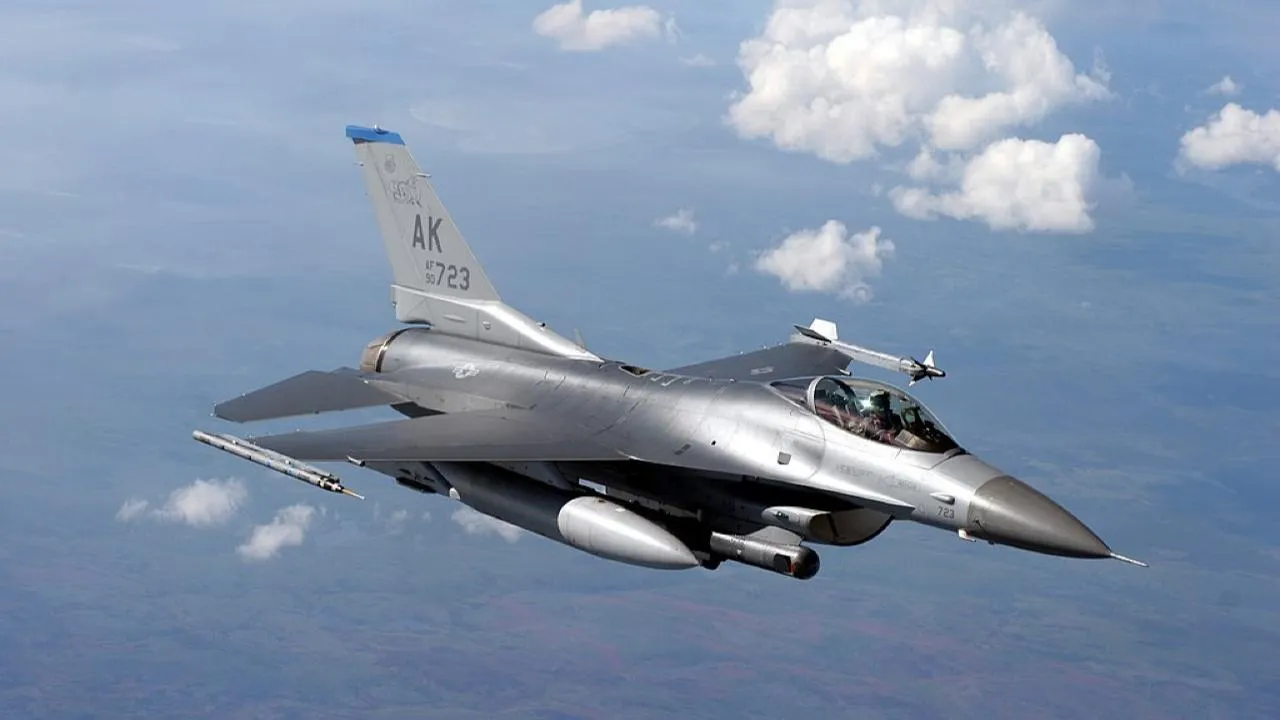 Экс-генерал ВСУ Кривонос призвал не считать F-16 «чудо-оружием»