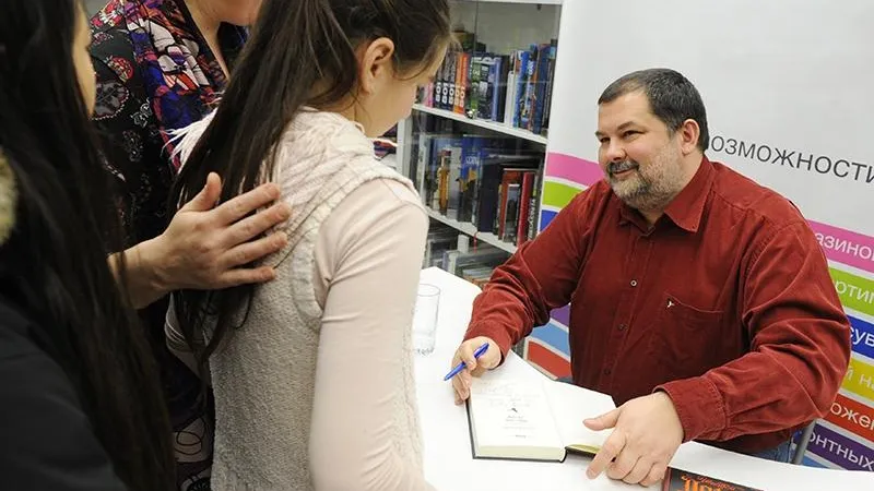 Сергей Лукьяненко назвал пять книг, которые нужно прочитать детям