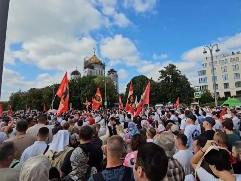 Тысячи верующих: в Москве впервые за несколько лет проходит крестный ход