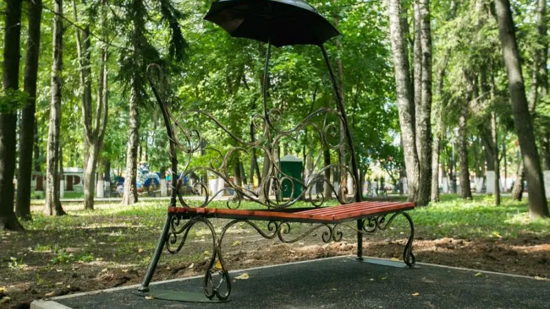 В сквере Сергиева Посада теперь можно «романтично» посидеть
