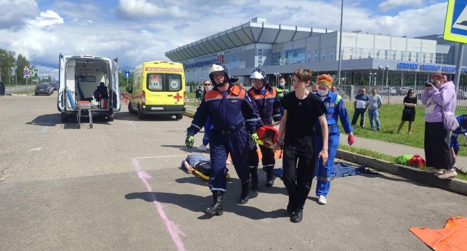 Подмосковные спасатели присоединились к тренировке по ликвидации последствий ДТП