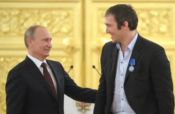 Президент России Владимир Путин и Александр Овечкин на церемонии награждения национальной сборной России по хоккею, победившей в финале чемпионата мира 2014 в Минске