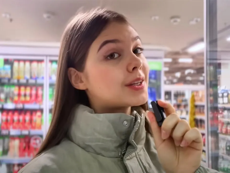 ИИ-аватар или заложница: почему фитнес-блогер Арина Рыкова резко сменила имидж и стала игнорировать аудиторию из России?