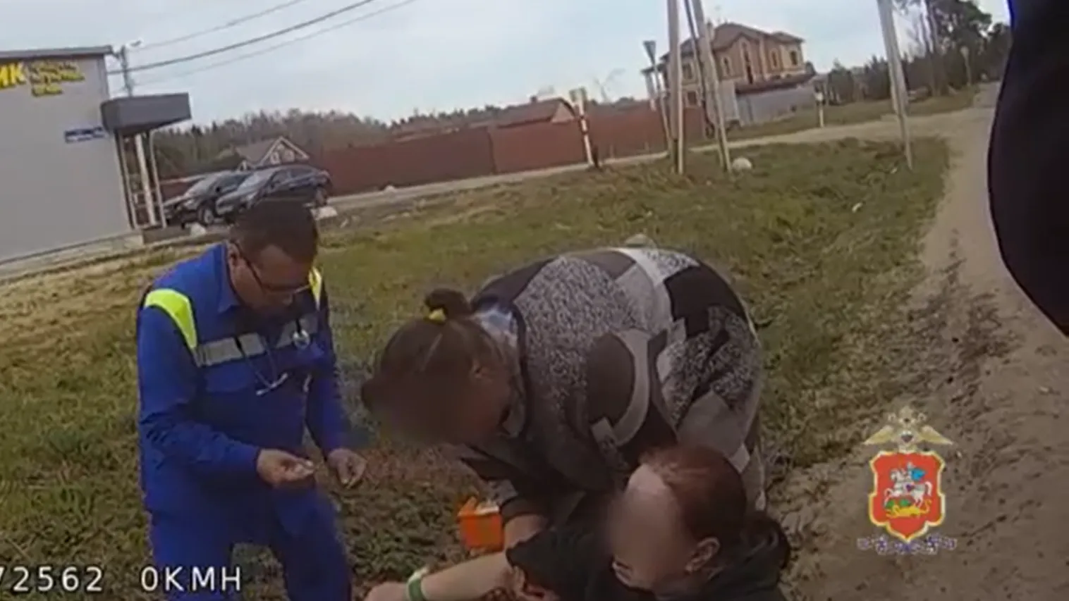 В Подмосковье экипаж ДПС спас женщину, у которой внезапно случился приступ астмы