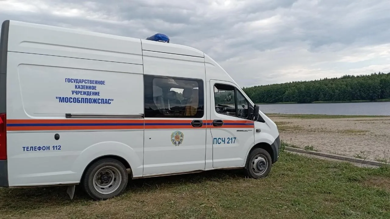 Подмосковные спасатели помогли родственникам попасть в квартиру к пенсионерке, нуждающейся в медпомощи