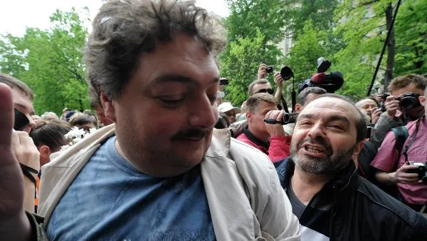 Журналисты и писатели Дмитрий Быков* и Виктор Шендерович*