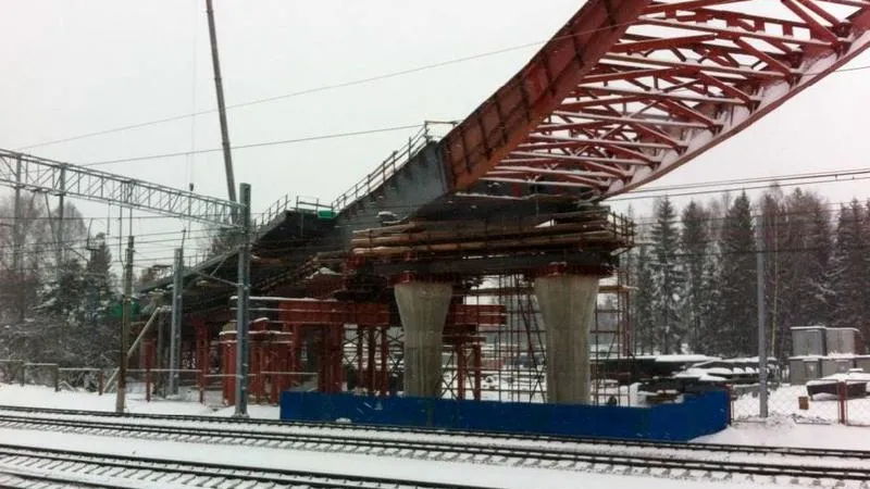 Двенадцать опор строящегося путепровода установили в Химках