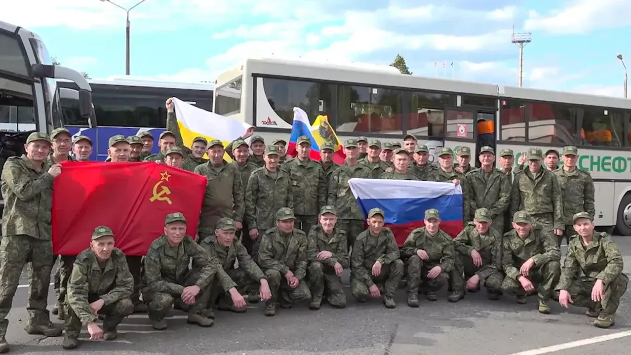Освобожденные из украинского плена военные развернули флаг России по прилету