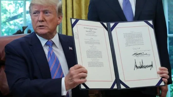 «Целуют меня в зад»: Трамп высказался о торговых пошлинах и пользе для США