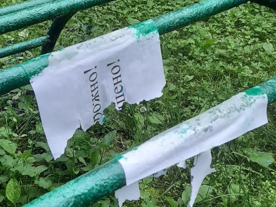 Прилипшая к турнику бумага. Фото:&nbsp;t.me/chernogolovka_live