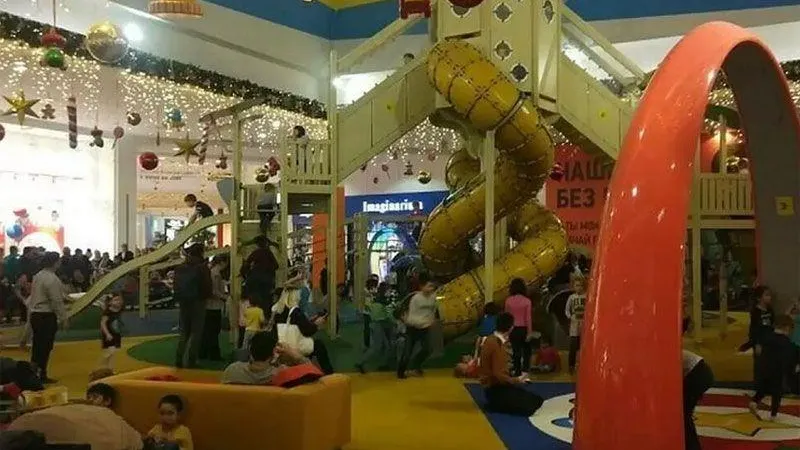 В Орске в торговом центре двухлетняя девочка едва не погибла на детской площадке