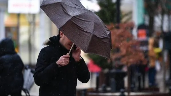 В Симферополе ураганный ветер сорвал кровлю с административного здания