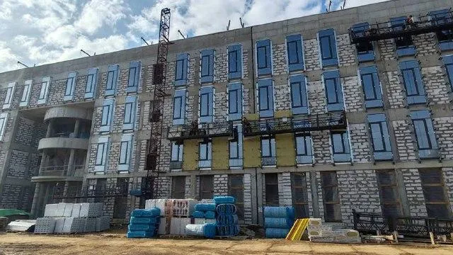 В Чехове наполовину достроили детскую поликлинику